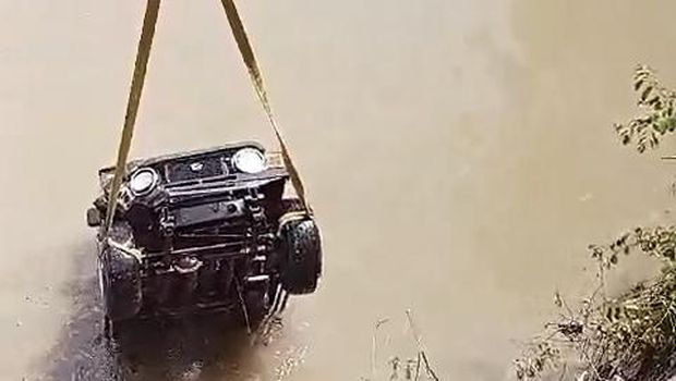 Evakuasi mobil yang tercebur sungai menggunakan mobil crane di Karangploso, Piyungan, Bantul, Jumat (10/1/2025).