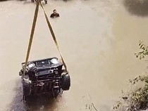 Detik-detik Mobil Nyemplung Sungai di Piyungan Saat Ditinggal Sopir BAB