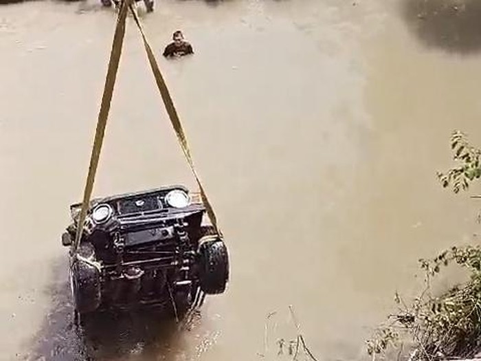 Evakuasi mobil yang tercebur sungai menggunakan mobil crane di Karangploso, Piyungan, Bantul, Jumat (10/1/2025).