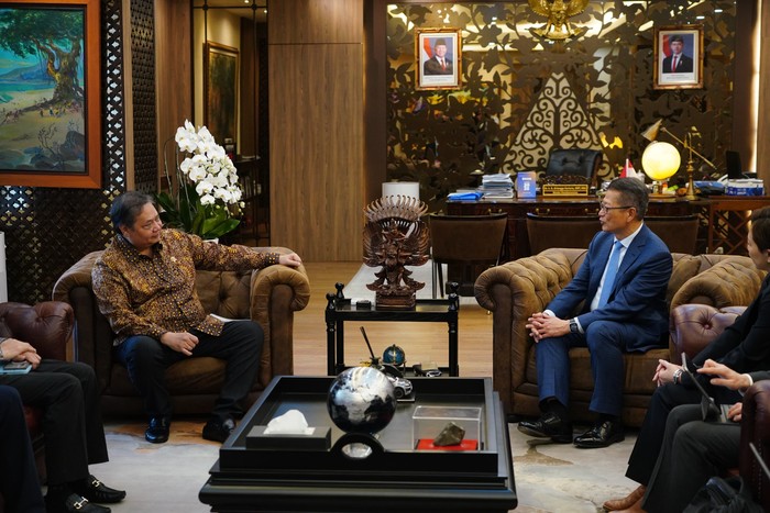 Financial Secretary Hong Kong Special Administrative Region (HKSAR) Paul Chan bertemu dengan Menteri Koordinator Bidang Perekonomian Airlangga Hartarto.