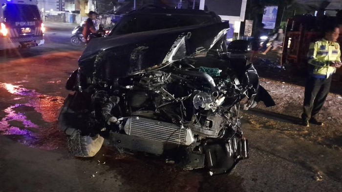 Fortuner tabrakan dengan truk di Simpang Jelutung, Jambi.
