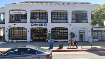 Lokasi Chase Bank di Sunset Boulevard di Pacific Palisades sebelum terbakar. Foto: Nearmap