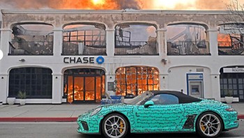 Kondisi bank Chase setelah terbakar pada 8 Januari dalam kebakaran Palisades. . Foto: Nearmap