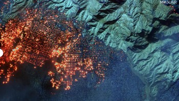 Hingga 1.500 bangunan, termasuk rumah warga, hangus dilalap api yang memicu malapetaka di sekitar kota terbesar kedua di AS tersebut. Foto: MaxarTechnologies