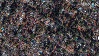 Sebelumnya dilaporkan sedikitnya lima orang tewas dalam berbagai insiden yang dipicu kebakaran hutan tersebut. Foto: MaxarTechnologies