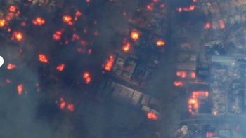 Kebakaran yang mulai terjadi sejak Selasa (7/1) waktu setempat itu sedikitnya telah menewaskan lima orang. Data terakhir Rabu (8/1), setidaknya 400.000 rumah dan bisnis di California tidak mendapat pasokan listrik. Foto: MaxarTechnologies