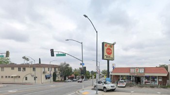 Petugas pemadam kebakaran (damkar) menyebut kobaran api yang tidak terkendali ini membuat tim penyelamat kewalahan dan pasokan air terancam. Foto: MaxarTechnologies