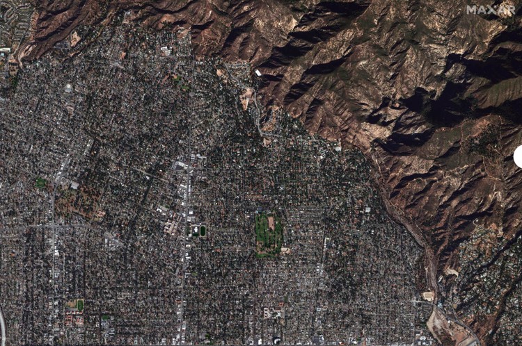 Foto sebelum dan setelah kebaran besar di Los Angeles Foto sebelum dan setelah kebaran besar di Los Angeles