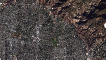 Kebakaran hutan yang melanda wilayah Los Angeles di negara bagian California, Amerika Serikat (AS), memaksa lebih dari 100.000 orang untuk meninggalkan rumah mereka. Foto: MaxarTechnologies