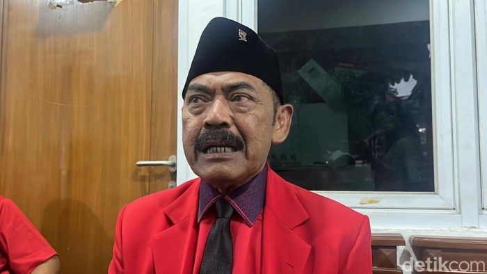 Ketua DPC PDIP Solo, FX Hadi Rudyatmo ditemui di kantor DPC PDIP, Brengosan, Laweyan, Jumat (10/1/2025).
