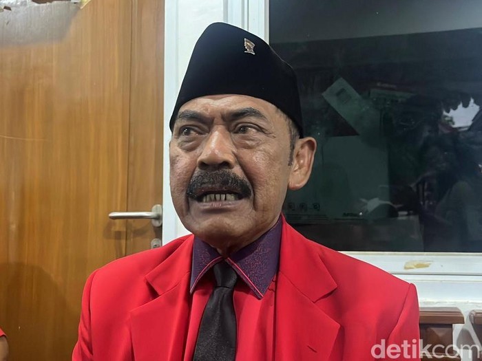 Ketua DPC PDIP Solo, FX Hadi Rudyatmo ditemui di kantor DPC PDIP, Brengosan, Laweyan, Jumat (10/1/2025).