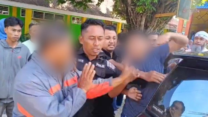 Guru SD di Kendari diduga dikeroyok orang tua siswa.