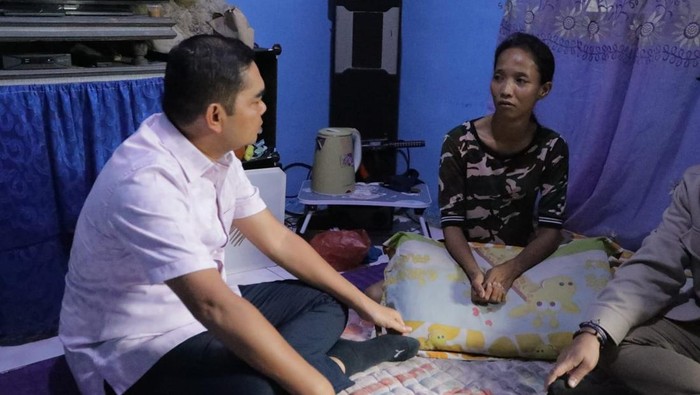 Ihwan Ritonga saat mengobrol dengan orang tua siswa SD yang belajar di lantai (Dok. Istimewa)