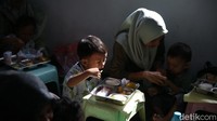 Seorang anak makan dengan lahap dalam program Makan Bergizi Gratis di Posyandu Anyelir, Ciracas, Jakarta Timur, Jumat (10/1/2025). 
