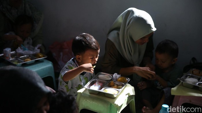 Makan Bergizi Gratis untuk ibu hamil, ibu menyusui, dan balita digelar untuk memastikan mereka terpenuhi gizinya. Ini menu makan bergizi yang diberikan.