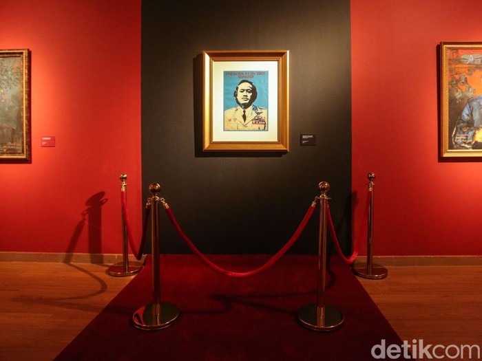 Intip Pameran Jejak Perlawanan Sang Presiden 2001 Pameran Jejak Perlawanan Sang Presiden 2001 karya Hardi digelar di Galeri Nasional, Jakarta, Kamis (9/1/2025). Yuk lihat.