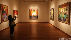 Pengunjung melihat lukisan pada pameran Jejak Perlawanan Sang Presiden 2001 karya Hardi di Galeri Nasional, Jakarta, Kamis (9/1/2025). 