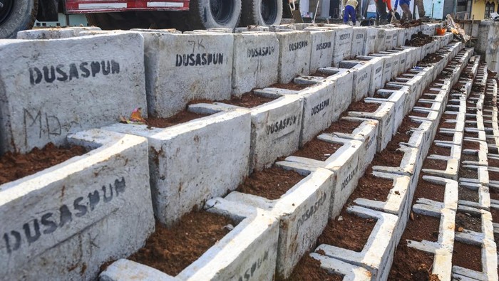 Intip Progres Normalisasi Sungai Ciliwung Rawajati Pengendara sepeda motor melintas di proyek normalisasi Sungai Ciliwung di Kelurahan Rawajati, Pancoran, Jakarta, Jumat (10/1/2025). Proyek normalisasi yang dilengkapi dinding penahan tanah (sheet pile) dan jalan inspeksi sepanjang 265 meter di sisi Sungai Ciliwung tersebut ditargetkan rampung pada Januari 2025. ANTARA FOTO/Sulthony Hasanuddin/foc.
