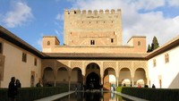 Di sebelah timur kompleks Alhambra terdapat Taman Generalife yang dibangun pada abad ke-13 dan didekorasi ulang oleh raja Abu I-Walid Ismail. Terletak di lereng bukit Cerro del Sol, Generalife menjadi tempat peristirahatan para amir saat berada di luar kota.