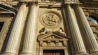 Alhambra yang terletak di Kota Granada menjadi saksi bisu kejayaan umat Islam di Spanyol pada abad ke-13 dan ke-15. Bangunan bersejarah ini merupakan istana dan benteng yang menjadi tempat tinggal para amir Dinasti Nasrid pada masa itu.