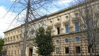 Alhambra dan Generalife terletak di distrik Albayzín, sebuah kawasan tempat tinggal Muslim-Hispanik di Spanyol Selatan selama masa dinasti Nasrid. Bangunan-bangunan kuno di kawasan tersebut tetap terpelihara hingga kini.