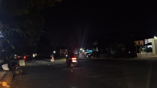 Jalan Lingkar Selatan, Kelurahan Dasan Cermen, Kecamatan Sandubaya, Mataram, NTB, gelap gulita, Kamis malam (9/1/2025) akibat LPJU mati. (Nathea Citra/detikBali)