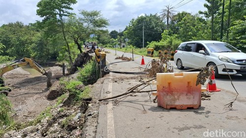 Jembatan Lili I di Jalan Timor Raya kilometer (41), Kecamatan Fatuleu, Kabupaten Kupang, NTT, terancam putus, Jumat (10/1/2025). (Foto: Yufengki Bria/detikBali)