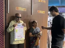 Jual Camilan di Depan Stasiun, Alasan Pasangan Lansia Ini Bikin Haru