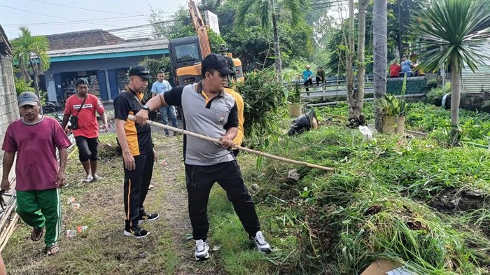 Jumat Bersih Polsek Porong