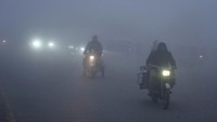 Kabut tebal menyelimuti wilayah Lahore, Pakistan, Jumat (10/1).  