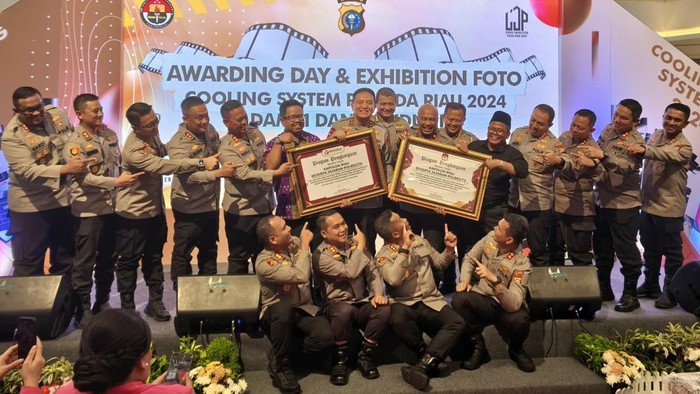 Kapolda Riau menerima penghargaan dari KPU dan Bawaslu (Raja/detikcom)