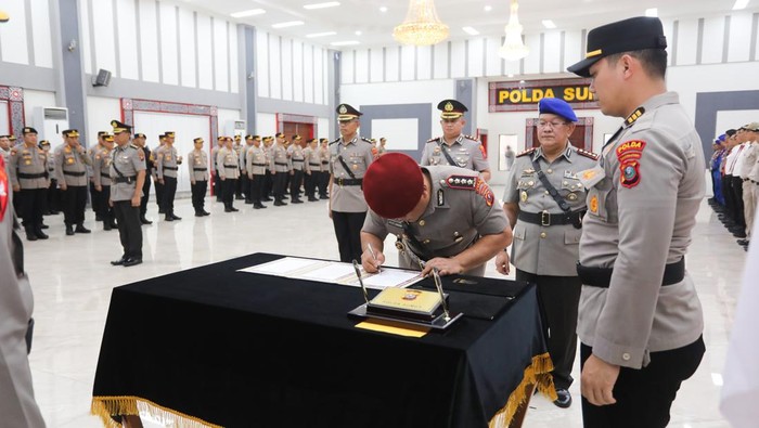 Kapolda Sumut Irjen Whisnu saat memimpin Sertijab PJU dan Kapolres. (Dok. Polda Sumut)