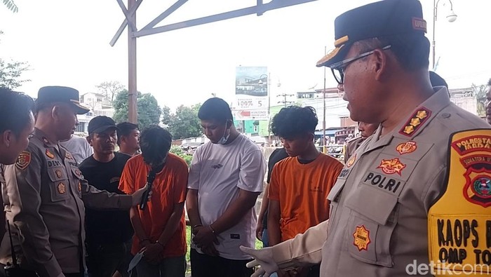 Kapolrestabes Medan Kombes Gidion Arif Setyawan saat merilis kasus begal di kanal Titi Kuning. (Finta Rahyuni/detikSumut)