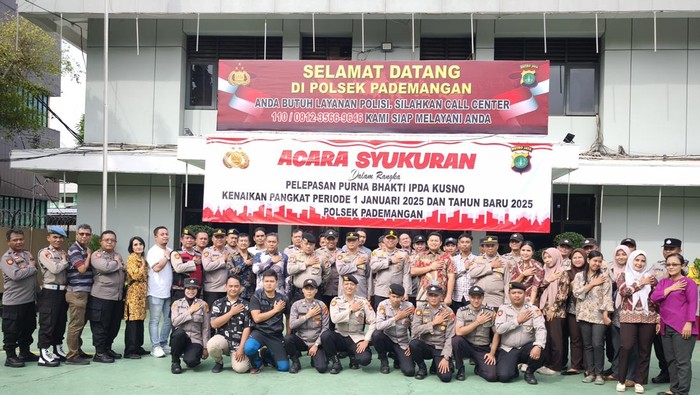 Kapolsek Pademangan Kompol Binsar Hatorangan Sianturi melepas polisi yang purnabakti dan memimpin upacara kenaikan pangkat personel (dok.istimewa)