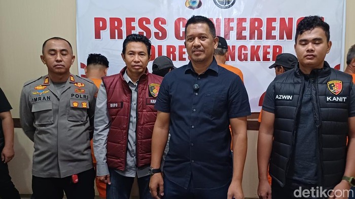 Kasat Reskrim Polres Pangkep, AKP Firman saat memberikan keterangan kasus judi sabung ayam.