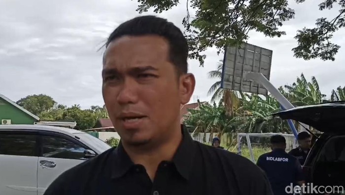 Kasat Reskrim Polres Pinrang Iptu Andi Reza bersama Labfor Polda Sulsel saat turun ke lokasi TKP kebakaran asrama putra Ponpes DDI Patobong.