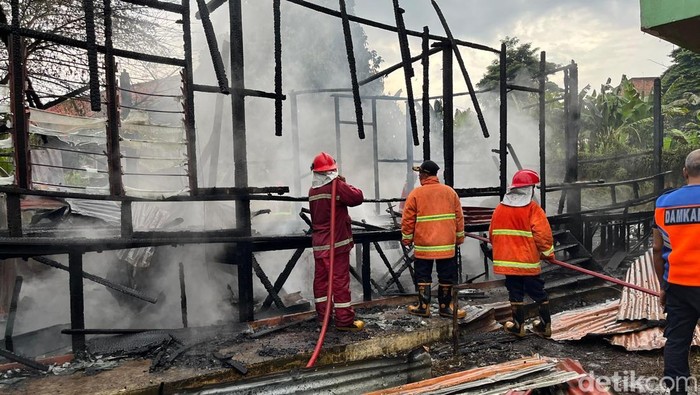 Kebakaran bangunan semipermanen di Jambi, diduga dibakar kawanan maling AC.