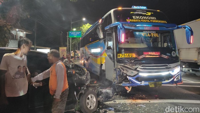 Kecelakaan bus Sugeng Rahayu Vs Xenia di Kulon Progo, Jumat (10/1/2025).