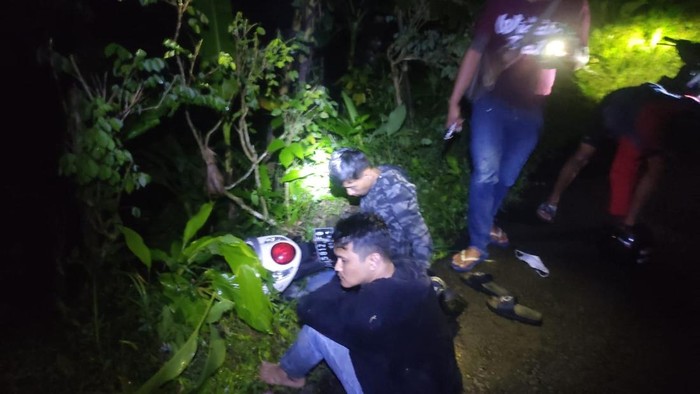 Kondisi dua pria yang kedapatan membawa senjata setelah terjatuh dari sepeda motornya di Samigaluh, Kulon Progo, Selasa (7/1/2025).