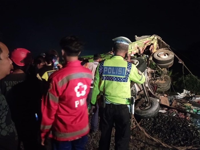 Proses evakuasi truk yang menemper Kereta Api Sancaka di Masaran, Sragen, Jumat (10/1/2025) dini hari tadi.