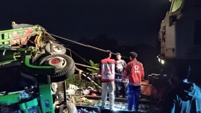 Proses evakuasi truk yang menemper Kereta Api Sancaka di Masaran, Sragen, Jumat (10/1/2025) dini hari tadi.