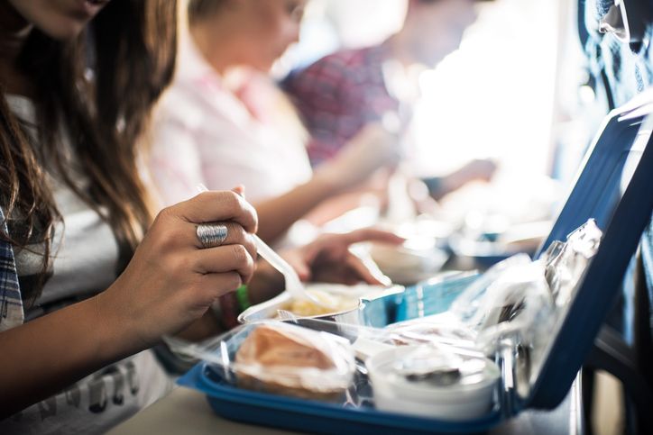 Duh! Puluhan Penumpang Pesawat Jatuh Sakit Keracunan Makanan