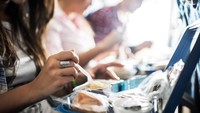 Duh! Puluhan Penumpang Pesawat Jatuh Sakit Keracunan Makanan