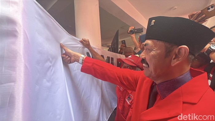 Ketua DPC PDIP Solo, FX Hadi Rudyatmo melakukan cap jempol darah di kantor DPC PDIP, Jumat (10/1/2025).
