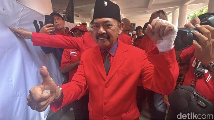 Ketua DPC PDIP Solo, FX Hadi Rudyatmo melakukan cap jempol darah di kantor DPC PDIP, Jumat (10/1/2025).