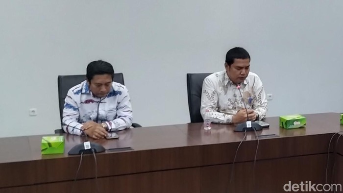 Ketua KPU DKI Jakarta Wahyu Dinata dan jajaran menyerahkan berkas penetapan Gubernur-Wagub terpilih ke DPRD Jakarta.