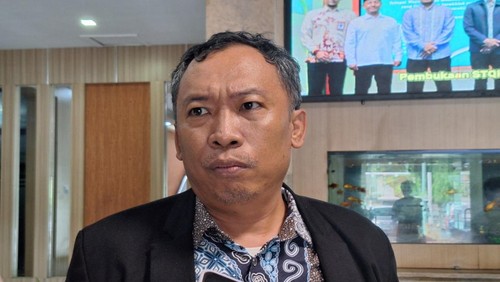 Ketua LPA Mataram, Joko Jumadi, saat diwawancarai di Kantor Wali Kota Mataram, Jumat (10/1/2025). (Nathea Citra/detikBali)