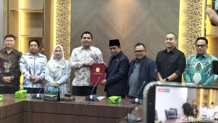 Komisi Pemilihan Umum Daerah (KPUD) Jakarta menyerahkan pengusulan, pengesahan, dan pengangkatan gubenur dan wakil gubernur Jakarta terpilih Pramono Anung-Rano Karno kepada DPRD Jakarta.