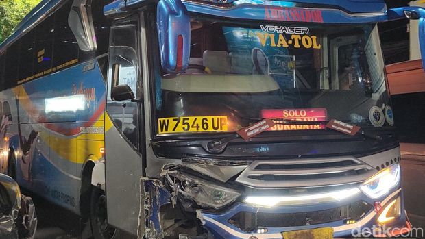 Kondisi bus dan mobil yang terlibat kecelakaan di Simpang Toyan, Wates, Kulon Progo, Jumat (10/1/2025).
