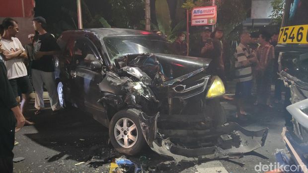 Kondisi bus dan mobil yang terlibat kecelakaan di Simpang Toyan, Wates, Kulon Progo, Jumat (10/1/2025).
